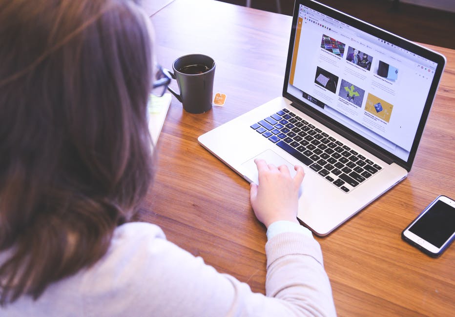 make money through blogging business laptop